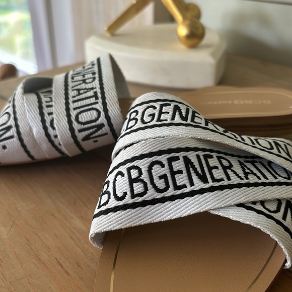 BCBGeneration Krista Kala White logo slides - Picture 4 of 4